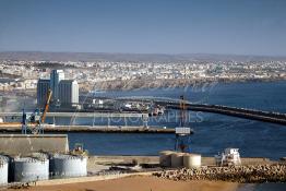 Image du Maroc Professionnelle de  Cette vue sur le port et la médina de Safi, une des plus anciennes villes du Maroc, marquée par la présence des portugais. Elle est la capitale de la région Doukkala-Abda et se situe sur le littoral atlantique, 28 Juin 2003. (Photo / Abdeljalil Bounhar) 